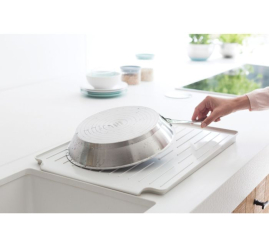 Slika izdelka: Brabantia podloga za sušenje posode svetlo siva